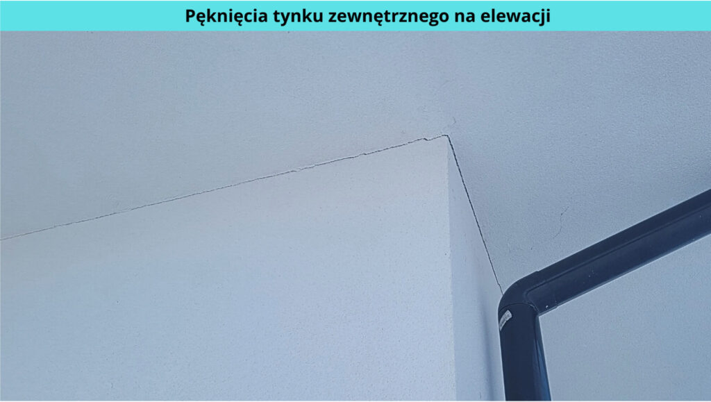 Odbiór techniczny domu - usterka - pęknięcie tynku zewnętrznego na elewacji (połączenie ściany z podbitką tynkowaną)