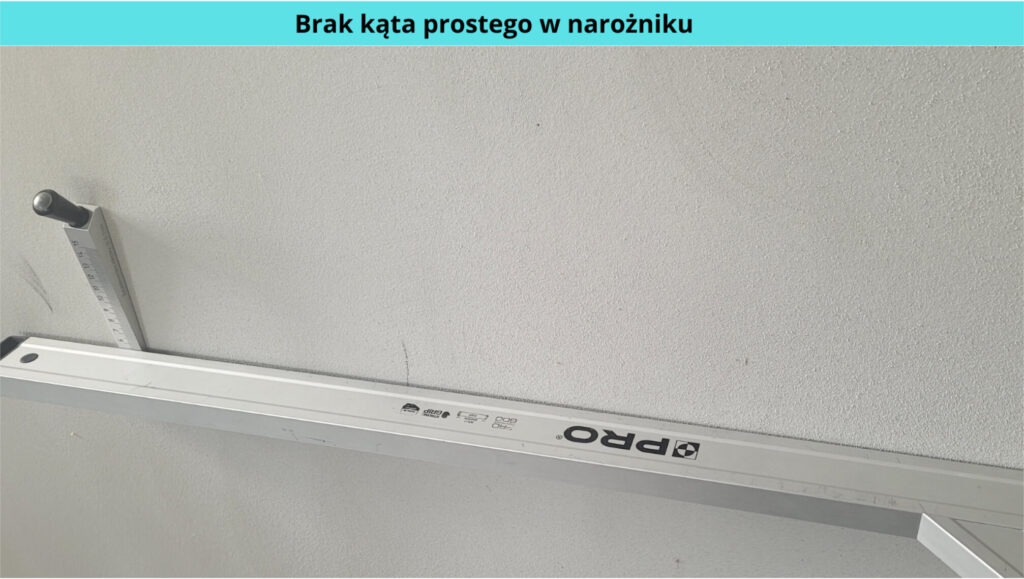 Odbiór techniczny mieszkania - usterka - brak kąta prostego w narożniku ( odchył 5mm) pomiar za pomocą szczelinomierza i kątownika budowlanego 1m PN-B-10110:2005
