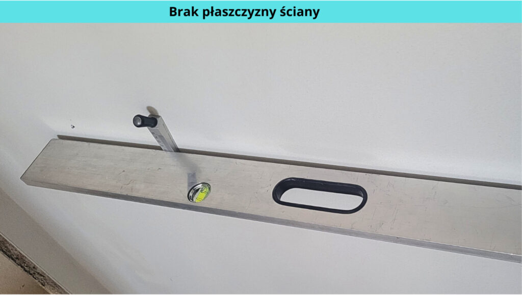 Odbiór techniczny mieszkania - usterka - brak płaszczyzny ściany ( odchyłka przekraczająca dopuszczalne wartości) PN-B-10110:2005