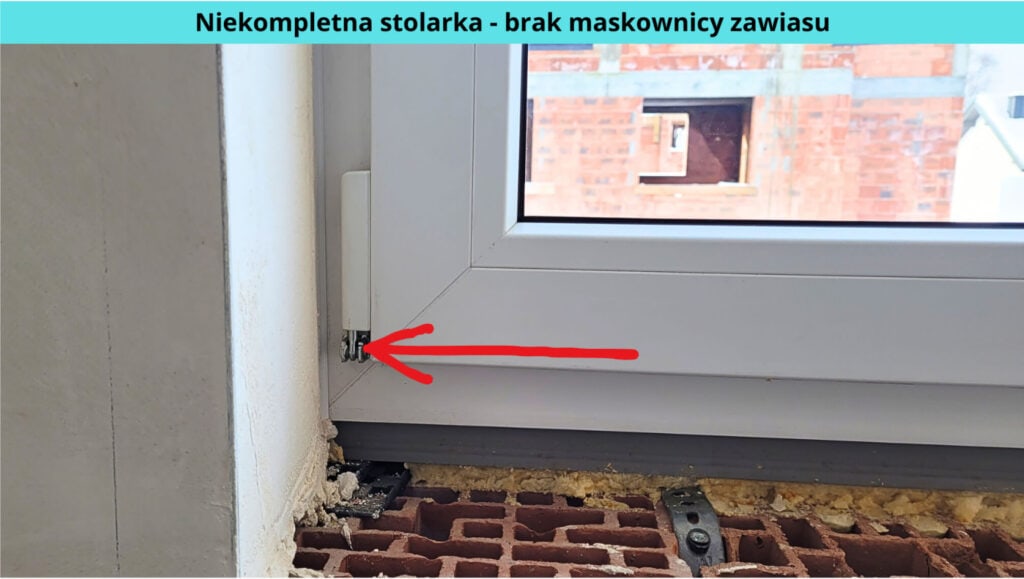 Odbiór techniczny mieszkania - usterka - niekompletna stolarka okienna ( brak maskownicy zawiasu)